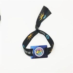 Dual frequency woven fabric wristband with Ntag216 and UHF H3 for payment