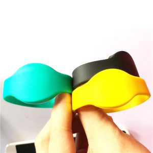OEM Waterproof 125KHZ T5577 RFID Silicone Wristband With Customized Logo